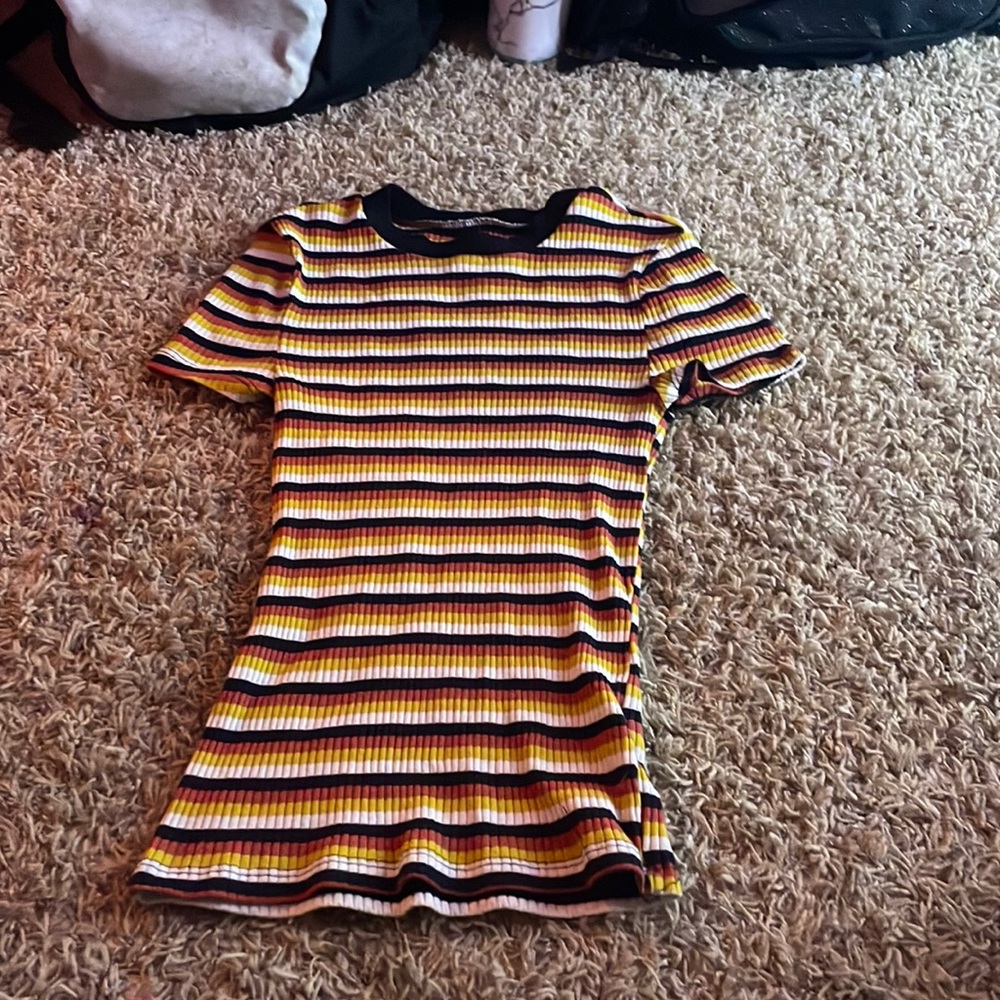Red, yellow, black, and white shirt sleeve shirt